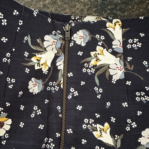 LOFT Black Mini Skirt with White and Yellow Floral Print size 8 - Picture 4 of 6